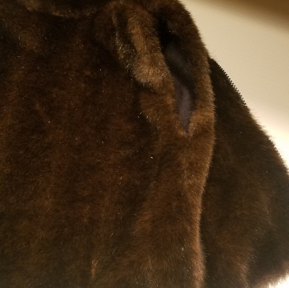 Beautiful size 4t to 5t real fur vest. Bought from - Picture 3 of 4